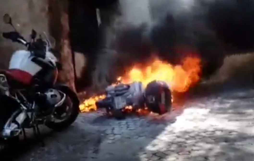 scooter incendiato