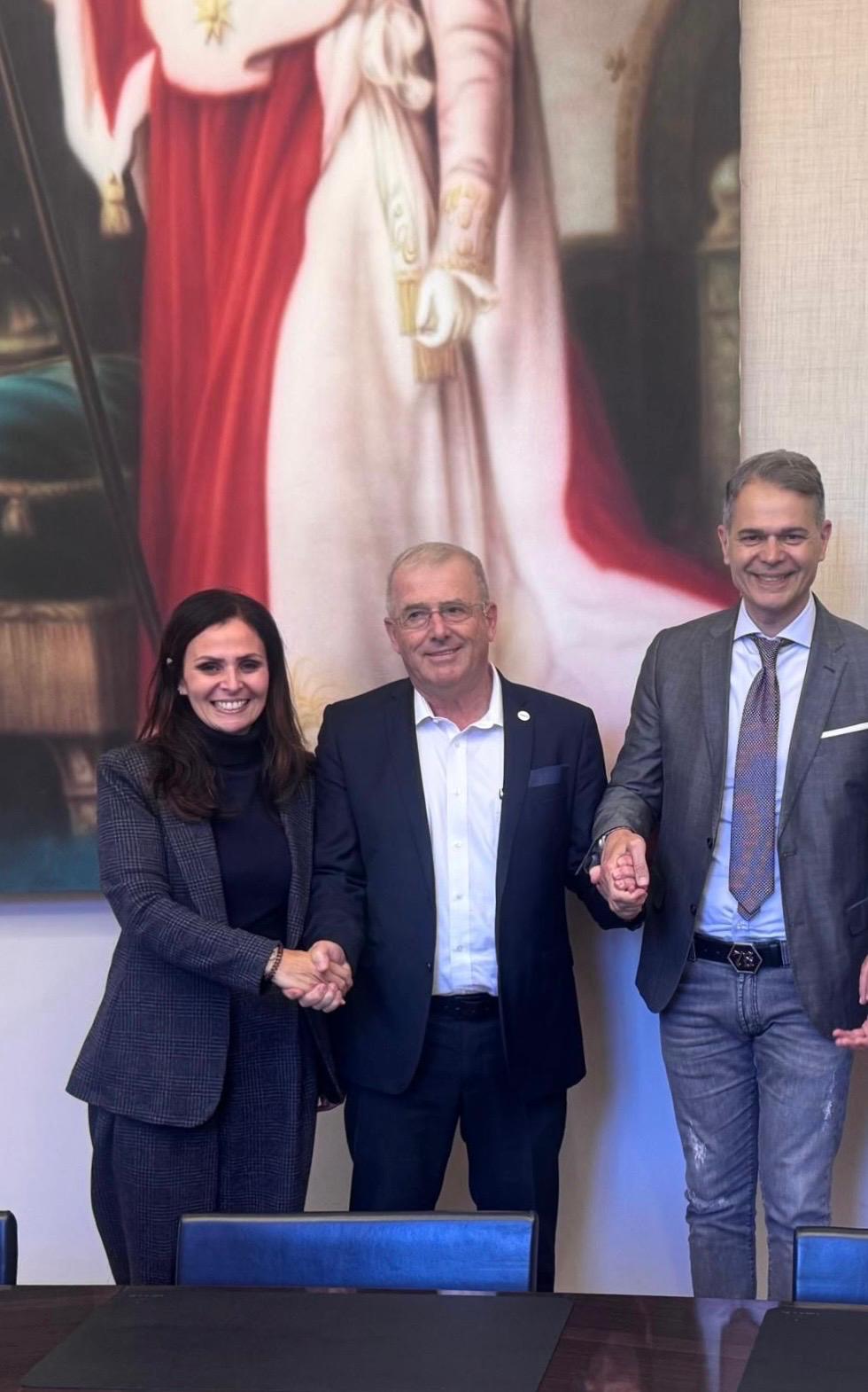 Clelia e Giuseppe Crisci al centro Yuval Peleg CEO POLYRAM GROUP