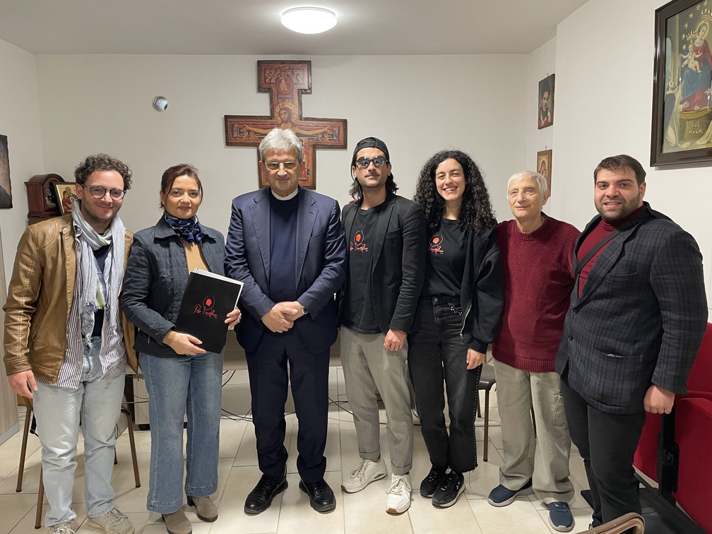 La Presidente ed i giovani di ALI della Mente con Don Antonello Giannotti 1