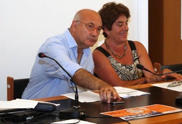 la dott.ssa Rosa Carafa con il funzionario Michele Faiella durante una conferenza a Salerno